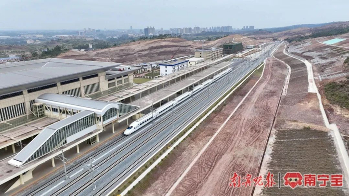 试运行列车到达东兴市站