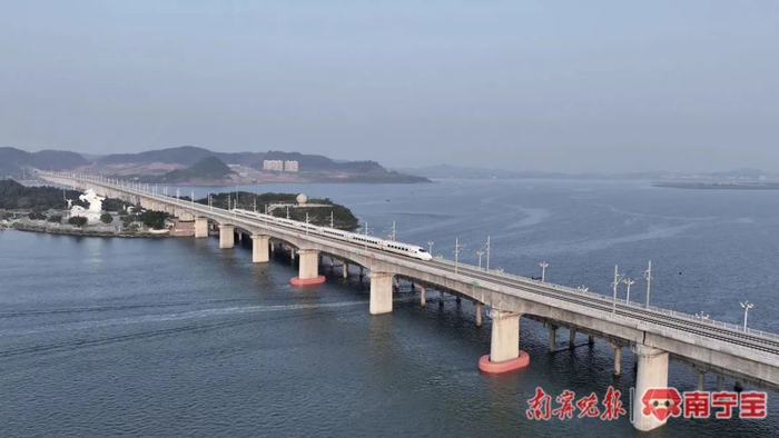 试运行列车在防东铁路西湾跨海双线特大桥上运行