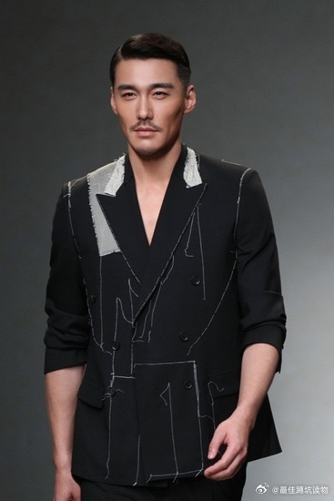 费翔胡兵 daddy合体?|费翔|胡兵|gq红毯_新浪新闻