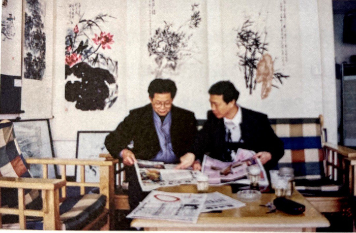 与钱立新师傅研讨修复方案（左一钱立新师傅）