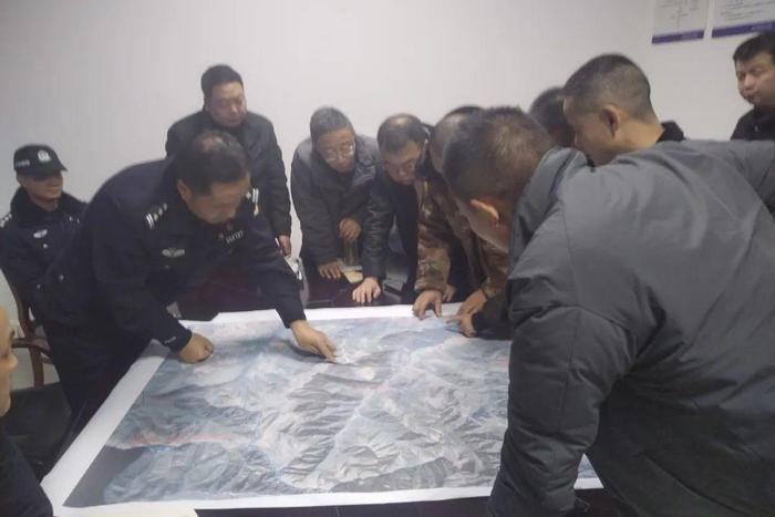 探明嫌疑人活动范围后,汉源公安迅速调集警力196人,警犬6只,联合乡镇