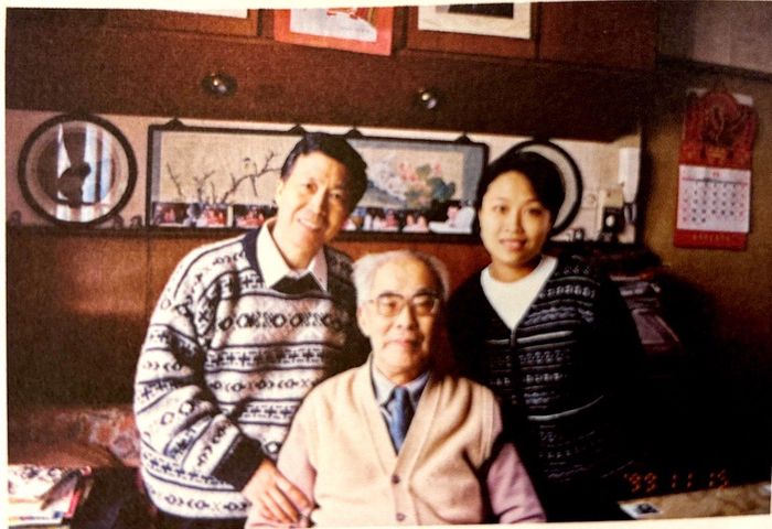 赴沪拜访绢本修复名师华启明（左一本人，左二师傅华启明，右一女儿张艳）