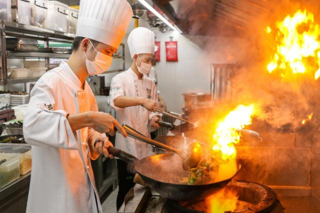 （坚持“专业大厨炒”的费大厨辣椒炒肉。）