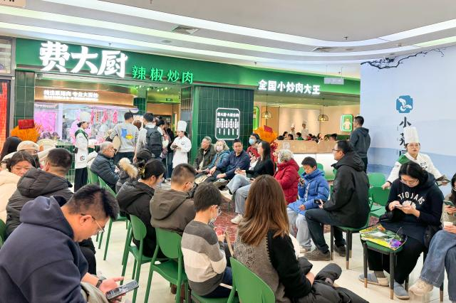 （费大厨辣椒炒肉北京丰台合生广场店等位火爆。）