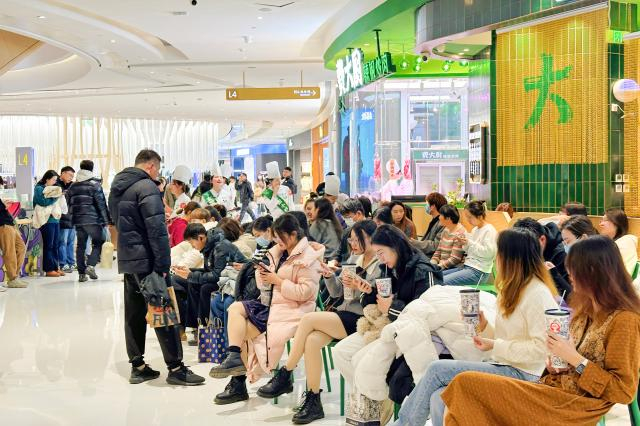 （顾客在费大厨辣椒炒肉北京朝阳合生汇店排队等位。）