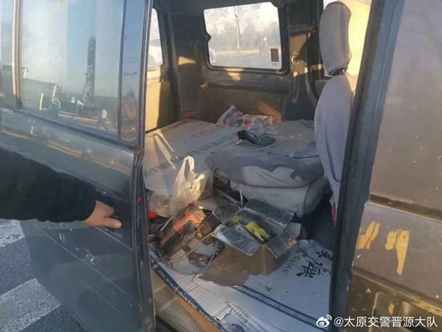 小型麵包車緩緩駛入交警檢查點起初駕駛員還為自己沒有人貨混裝的行為