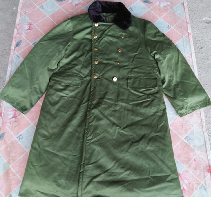 到87式时,则是尉官和士兵棉大衣适当缩短了衣长,增加了可拆卸的风帽