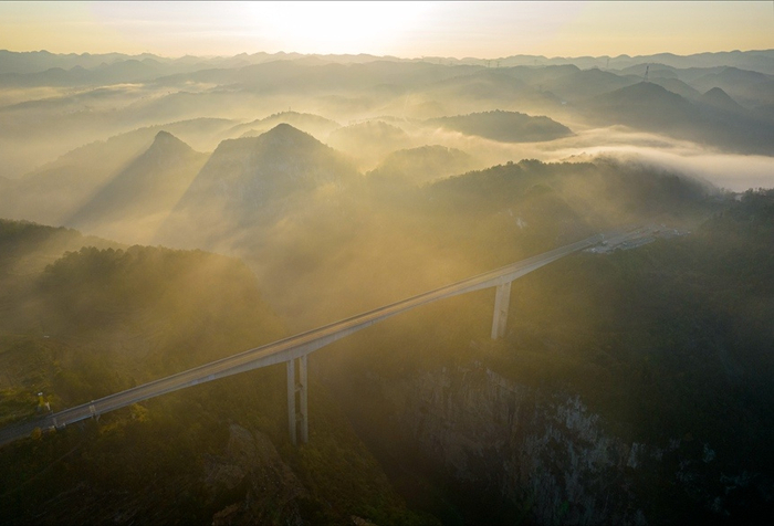 11月28日清晨,贵毕公路六广河特大桥与云海,山川交相辉映,构成一幅