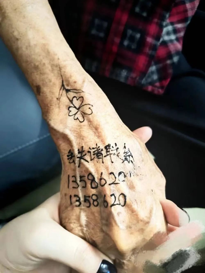 kuokuo在奶奶手上画的海娜纹身.讲述者供图