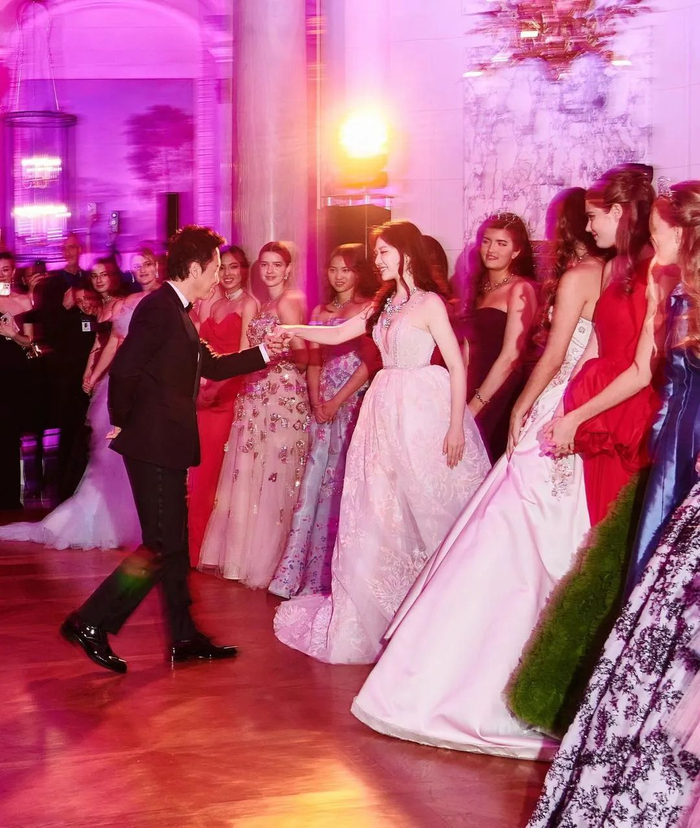 普通人家教育择偶都想奔着更好的条件去,更别说他们这种新贵阶层,眼光