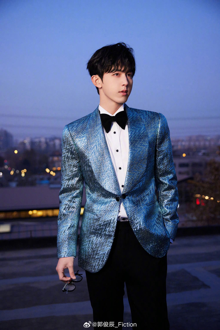 今是帅气的小王子郭俊辰,蓝色星河西装优雅迷人……|郭俊辰|星河|小