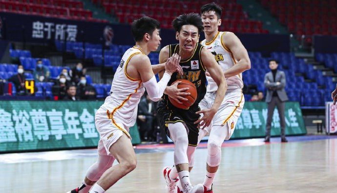 冯欣,身高1米82,今年31岁,司职组织后卫,南京同曦俱乐部名宿,16-17