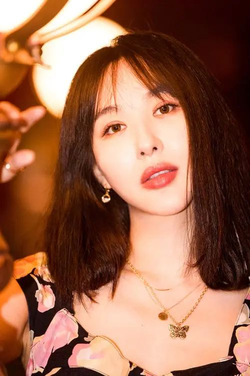 时尚的代名词李菲儿直播带货穿皮裙画面现尴尬网友纷纷质疑