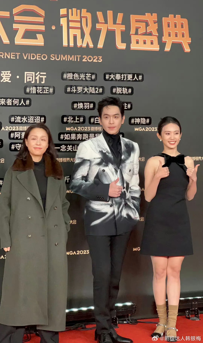 比龙丹妮 军大衣还炸裂的是黄尧 堆堆袜配凉鞋……|李斯丹妮|黄尧_新浪新闻