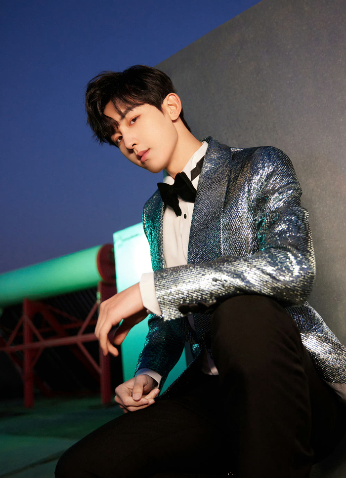 今是帅气的小王子郭俊辰,蓝色星河西装优雅迷人