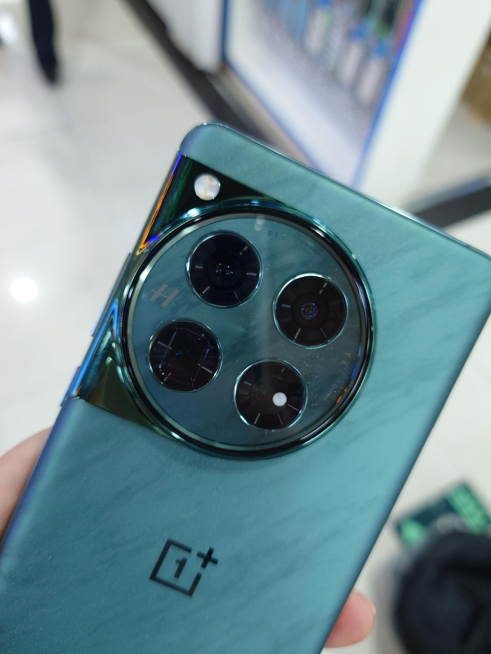 视觉上第一眼是不是看着华为mate60pro的摄像头模组比一加12