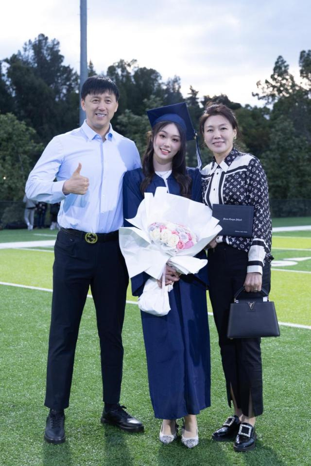 （上图为王勇、高连环和女儿王芙蕖一家三口合照）