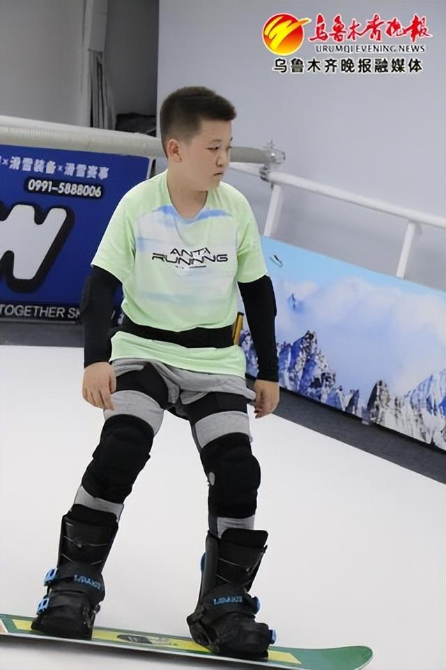  雪乐山室内滑雪场，学习单板的学员正在练习。受访者供图