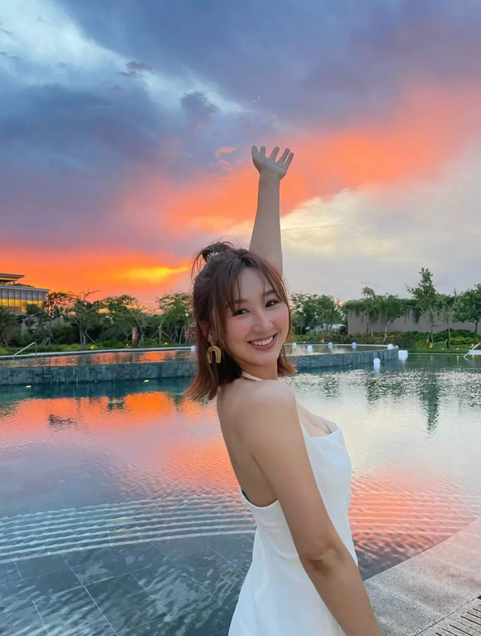 当导演宣布《新闻女王》她的戏份杀青时,高海宁当场开心地手舞足蹈,像