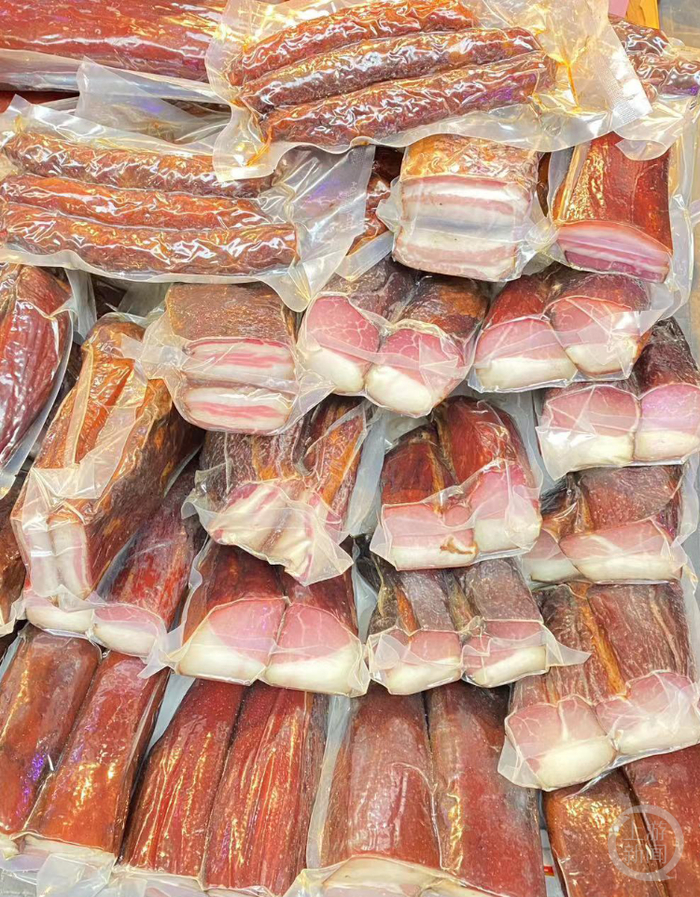 市场上售卖的香肠腊肉。上游新闻记者 冯盛雍 摄