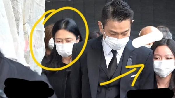 刘德华11岁女儿刘向蕙罕见亮相爷爷葬礼,卷发长腿,被父亲护身后