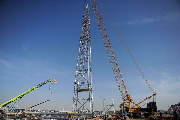 甘泉堡750千伏变电站新建工程进行构架首基吊装作业。马元 摄