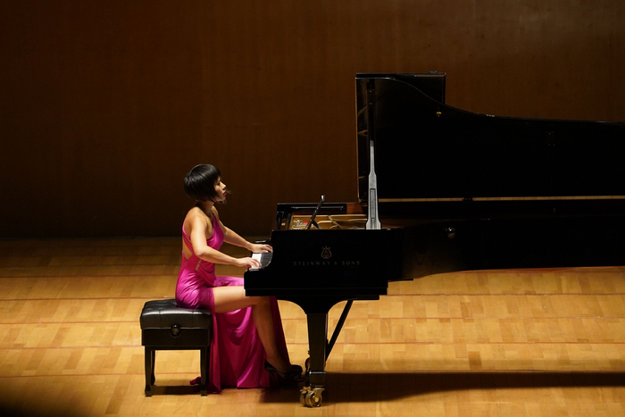 下半场王羽佳以粉色长裙登场。