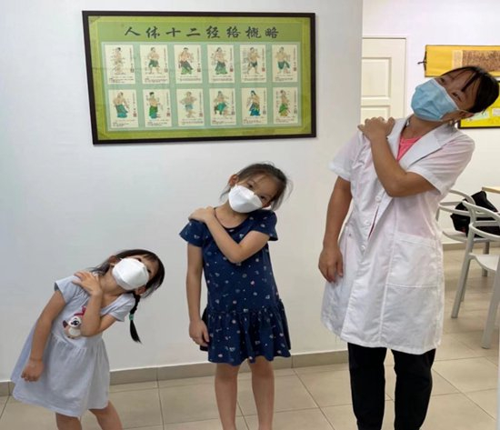     梁家仁教小朋友正确的拉伸动作。受访者供图