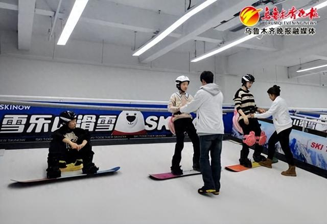 　　雪乐山室内滑雪场，教练指导学员学习滑雪技巧。受访者供图