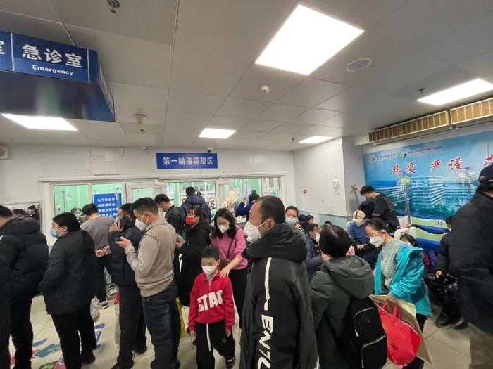 11月26日,齐门儿科询查所附庸儿童病院急诊室内患儿家属在列队。新京报记者 周念念雅 摄