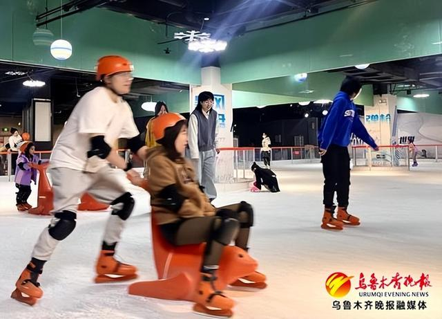 　　圣丹亚冰世界真冰场，不少年轻人也爱上了冰上游玩项目。记者赵莉摄