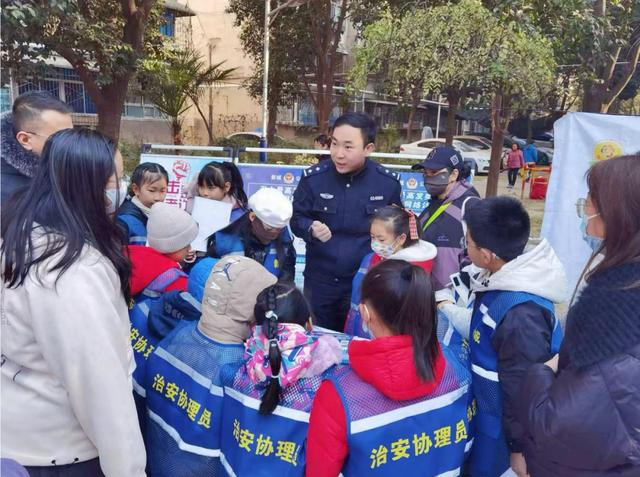 活動中,派出所民警向少年團成員們系統地講解詐騙術語,詐騙的