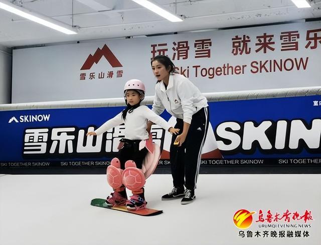 　　雪乐山室内滑雪场，教练指导学员学习滑雪技巧。受访者供图