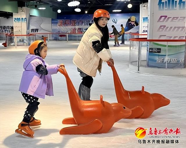 　　圣丹亚冰世界真冰场，小朋友在家长的陪同下一起感受冰雪乐趣。记者赵莉摄