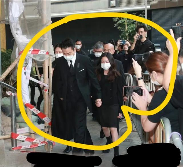 刘德华11岁女儿刘向蕙罕见亮相爷爷葬礼,卷发长腿,被父亲护身后