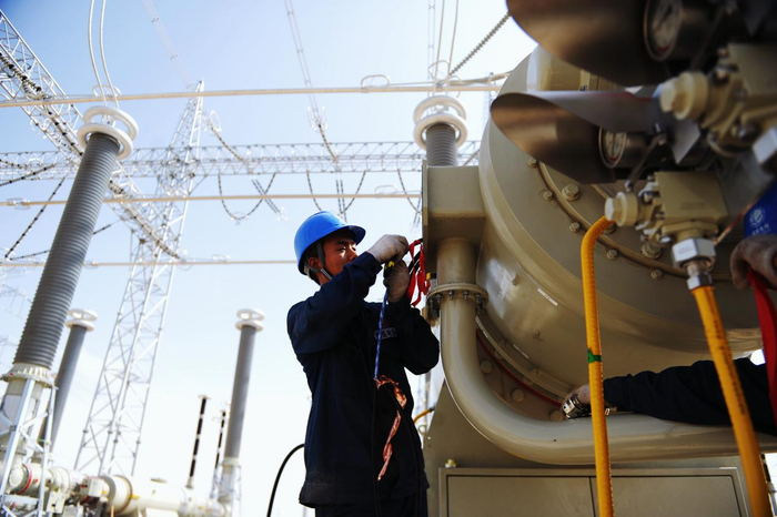作业人员在安装线路、紧固螺栓。马元 摄