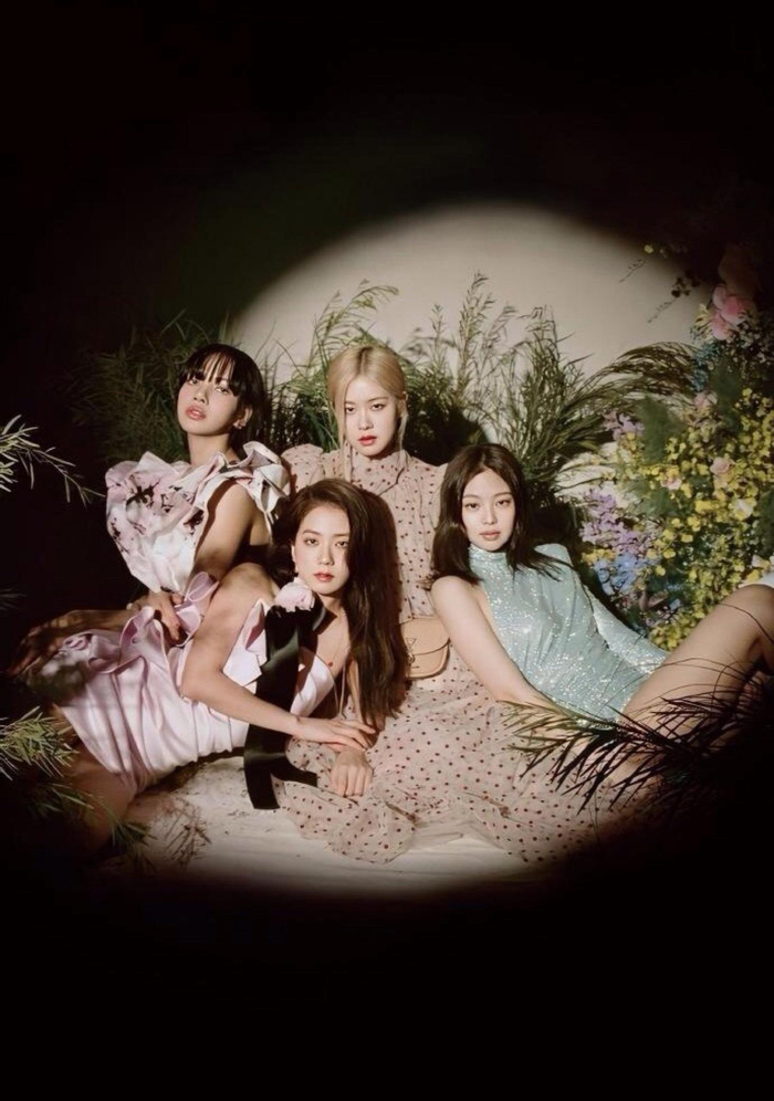 《square one》并正式出道,《whistle》在八个音乐网站周排行榜冠军