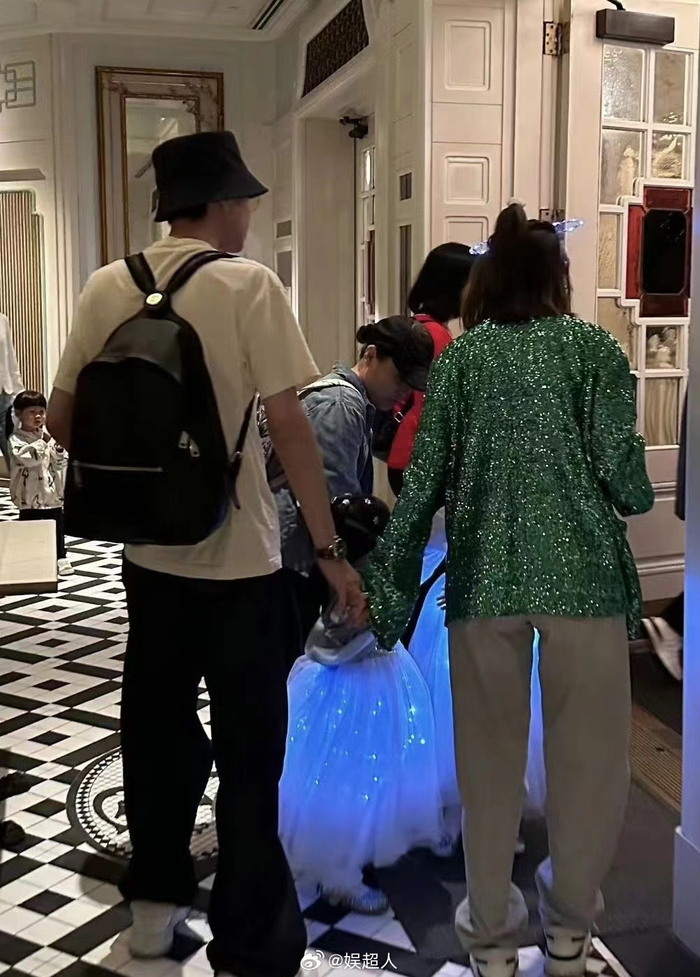 张若昀唐艺昕带娃逛迪士尼,幸福的一家三口嗷|张若昀|唐艺昕_新浪新闻