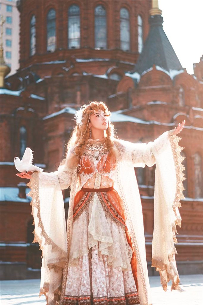 游客穿着特色服饰拍照.用来租借拍摄的服装.游客与索菲亚教堂合照.