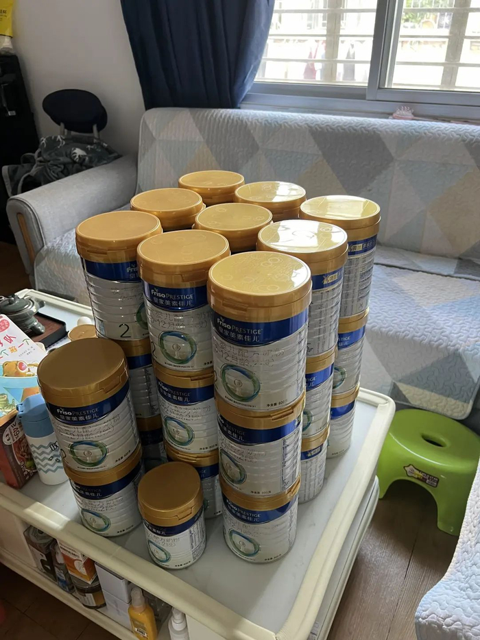 消费者展示补发的奶粉。