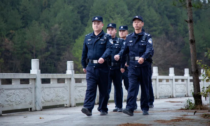 郜志勇带队日常巡逻。（通讯员牟联祥 摄）