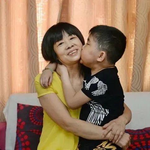 六旬保姆下跪乞讨，不惜卖掉女儿嫁妆只为养大雇主的遗孤，她图什么