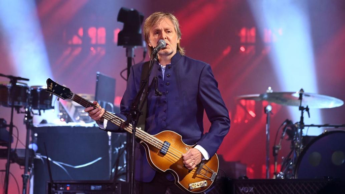 2022年格拉斯顿伯里音乐节上演唱的保罗·麦卡特尼