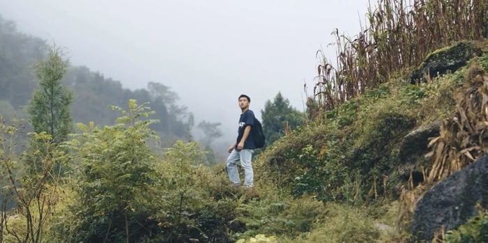 ▲在家乡大山里的胡涛