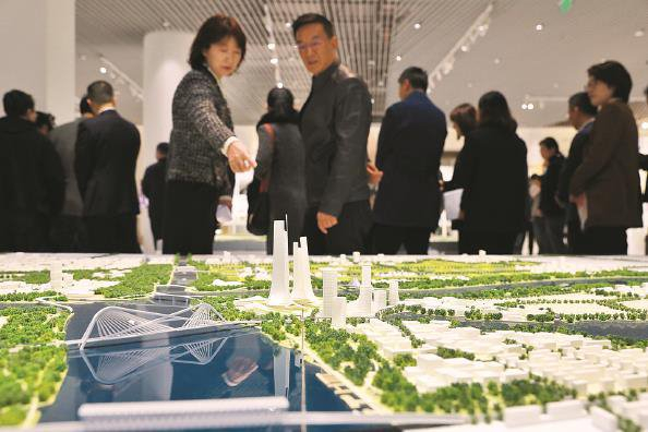             “三水汇  全球未来湾”设计模型吸引观众驻足  本报记者  周馨  摄          