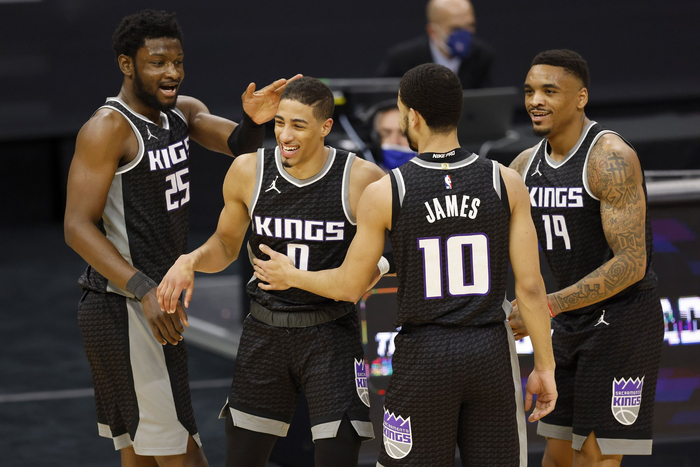 在效力国王队期间，哈利伯顿（左二）曾被队友认为是最想长期留在萨克拉门托的人。  图/IC PHOTO