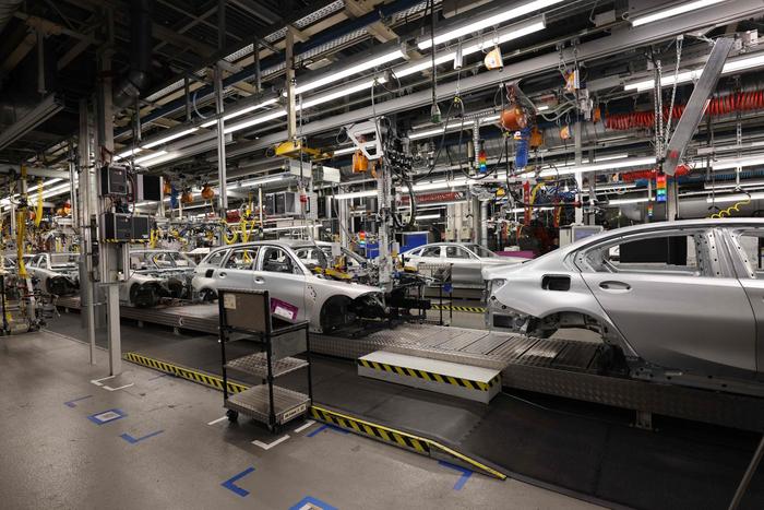 这是12月5日在德国慕尼黑的宝马汽车工厂拍摄的汽车装配线
