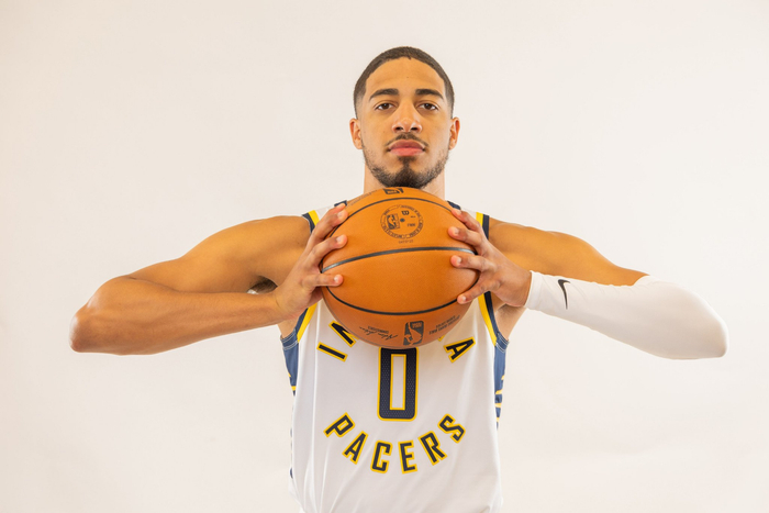 在过去的一年多时间里，哈利伯顿一步步成为步行者的建队核心。  图/IC PHOTO