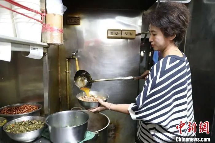 图为台北万华区一家柳州螺蛳粉店内，老板正在制作螺蛳粉。中新社记者 陈小愿 摄