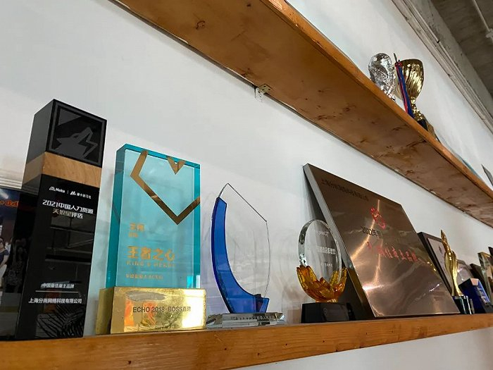 ▲ 一些荣誉还在花加办公室摆放着。图 / 每日人物